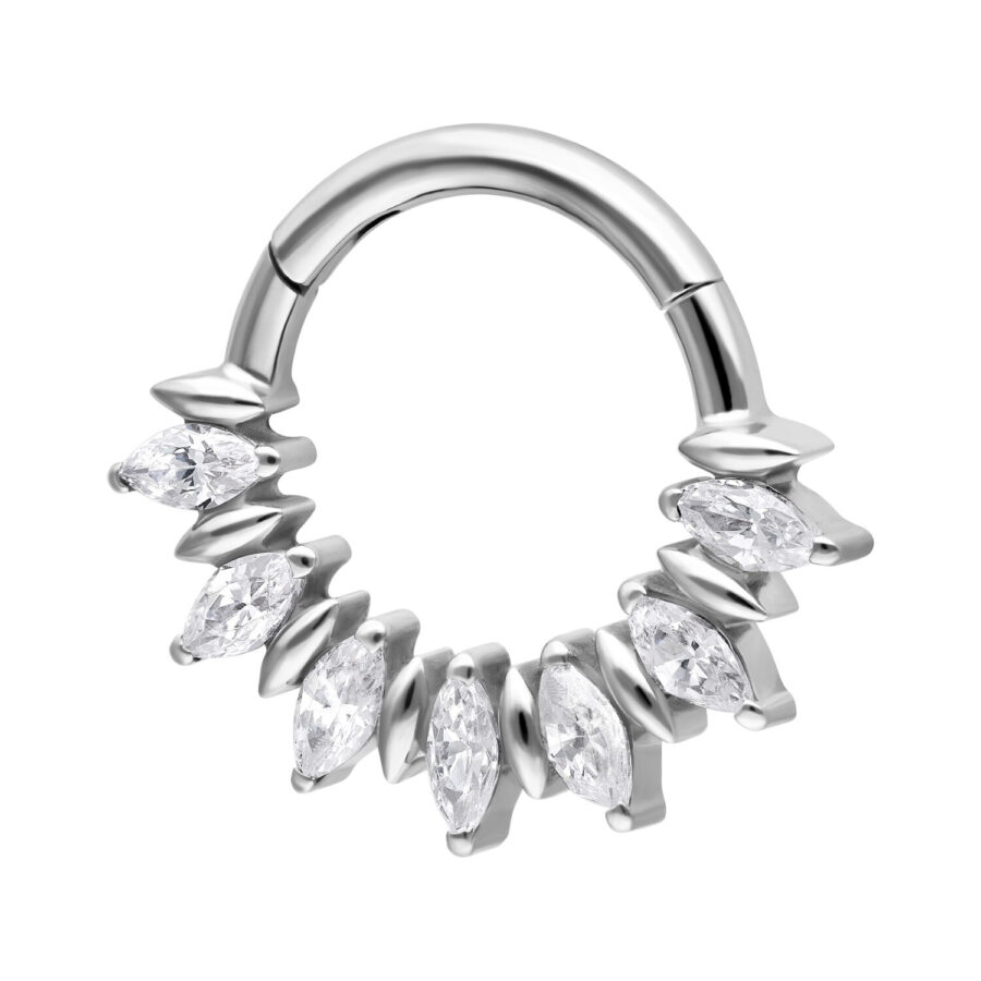 Clicker de septum plateado de titanio con piedras brillantes sobre fondo blanco