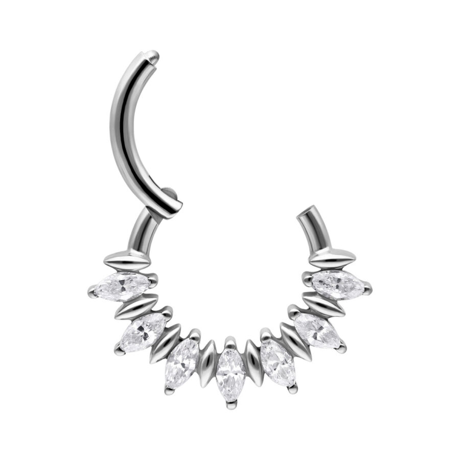Clicker de septum plateado con incrustaciones de piedras Marquise sobre fondo blanco