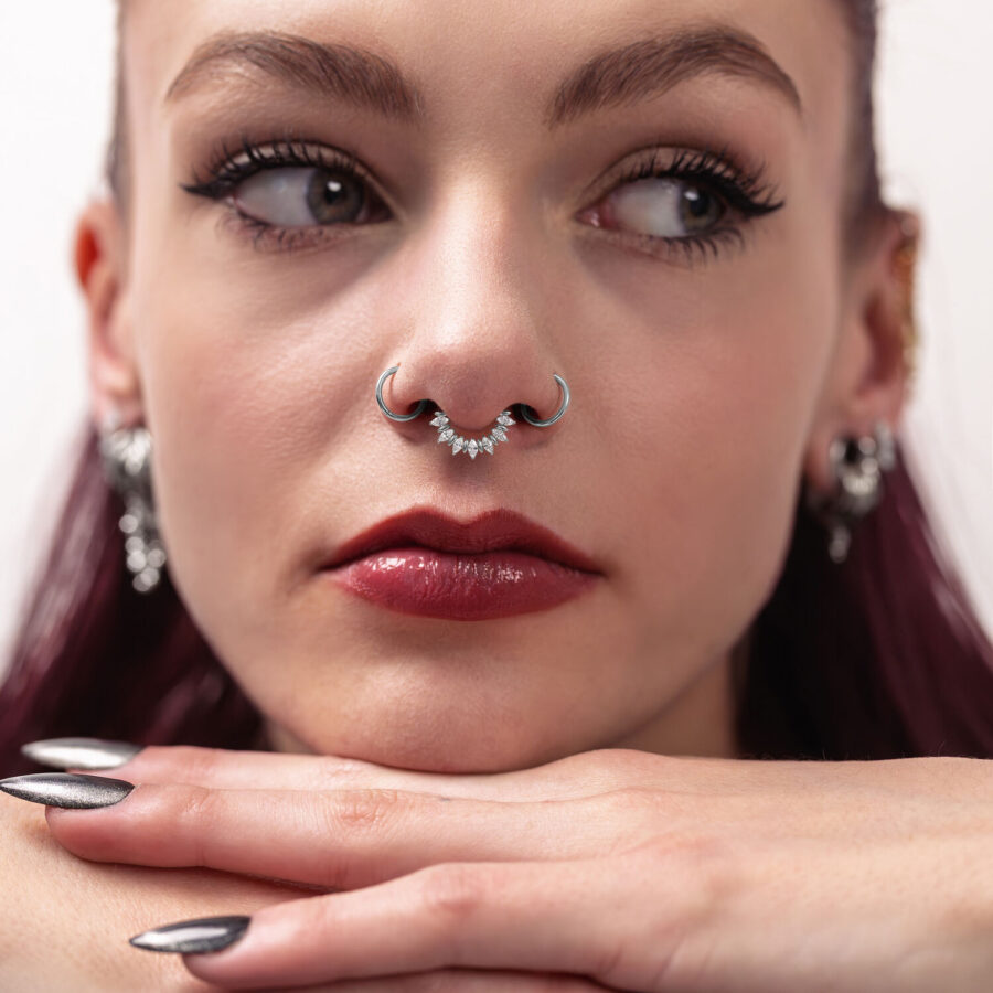 Mujer con Clicker de Septum Sunburst Marquise Plateado sobre fondo blanco