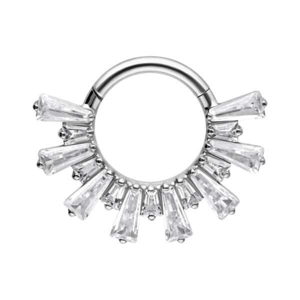 Clicker de septum plateado de titanio con cristales brillantes sobre fondo blanco