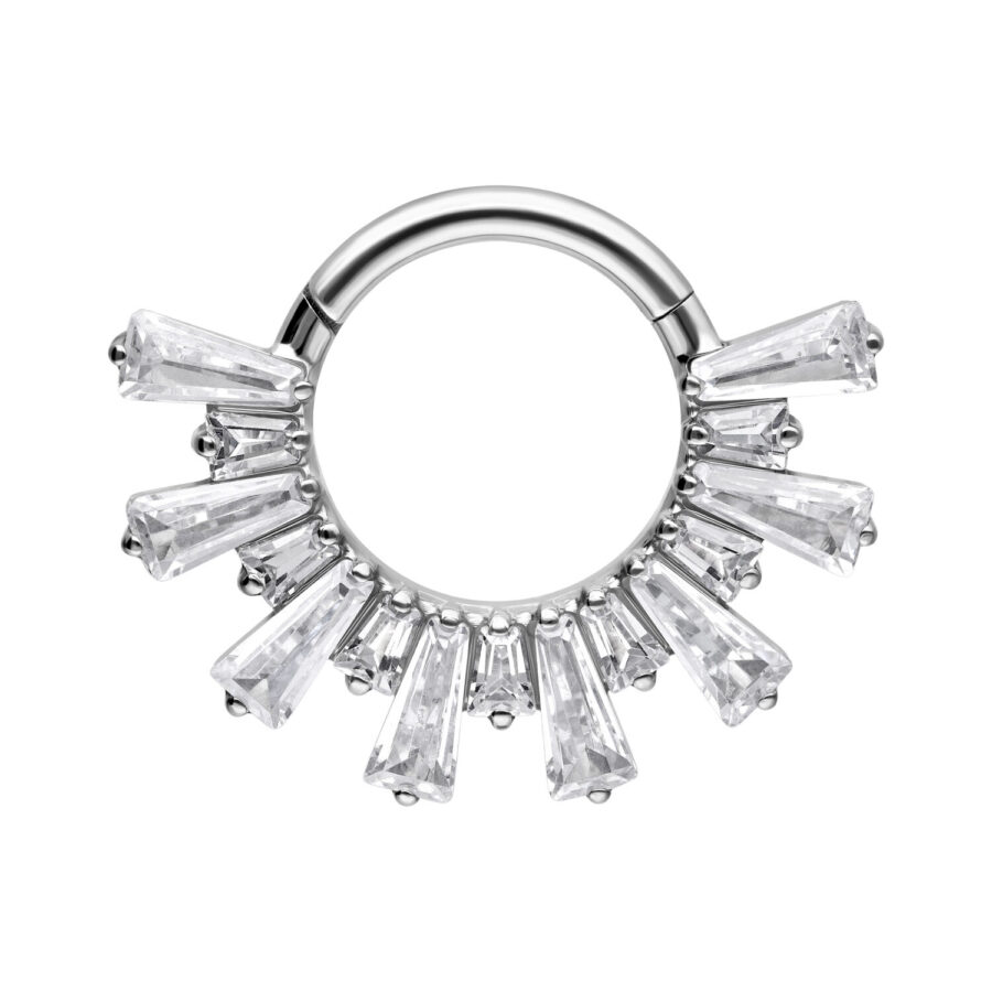 Clicker de septum plateado de titanio con cristales brillantes sobre fondo blanco