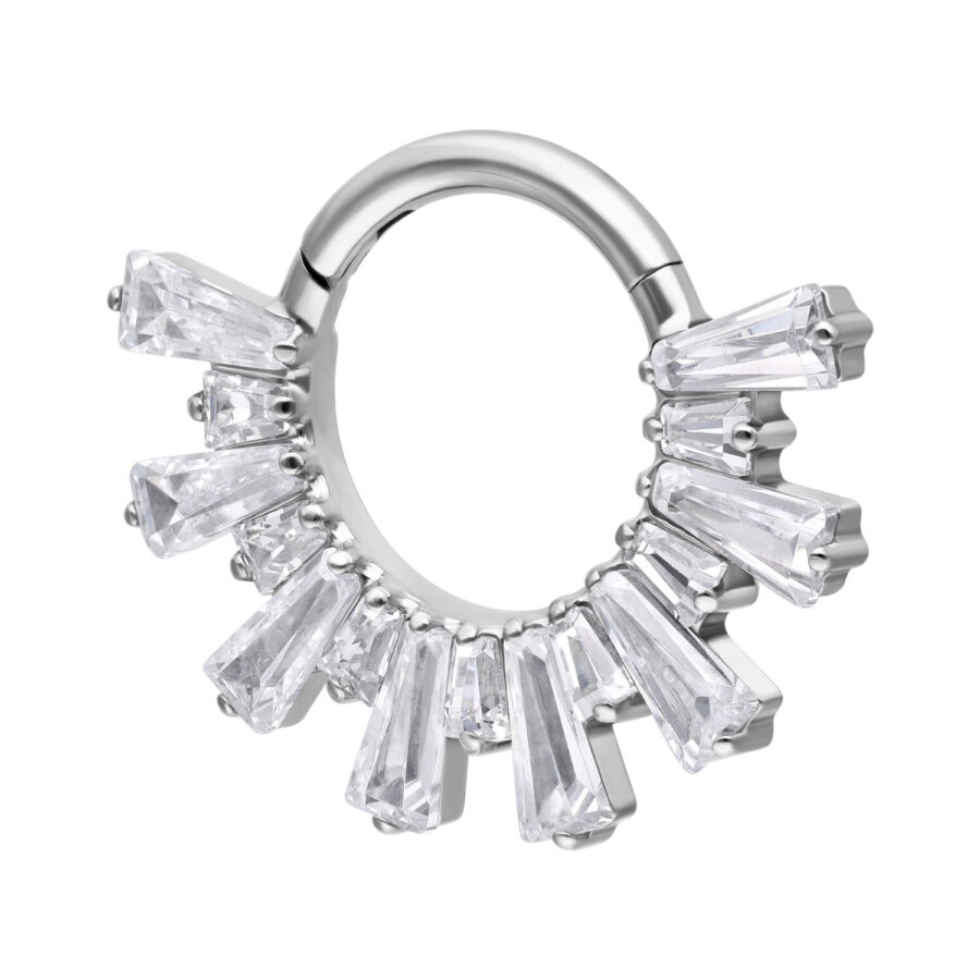Clicker de septum plateado con cristales brillantes sobre fondo blanco