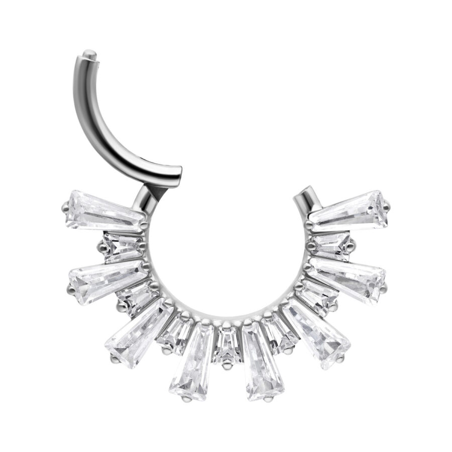 Clicker para septum plateado con adornos de cristal sobre fondo blanco