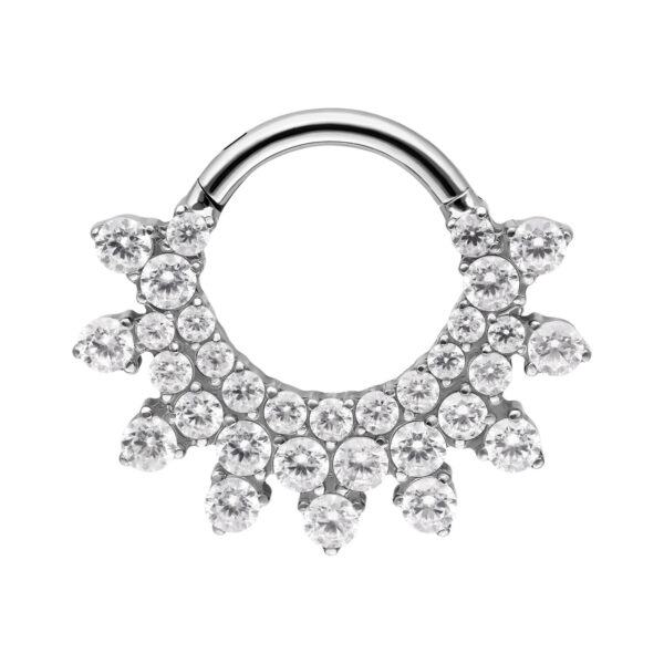 Clicker de septum plateado con cristales brillantes sobre fondo blanco