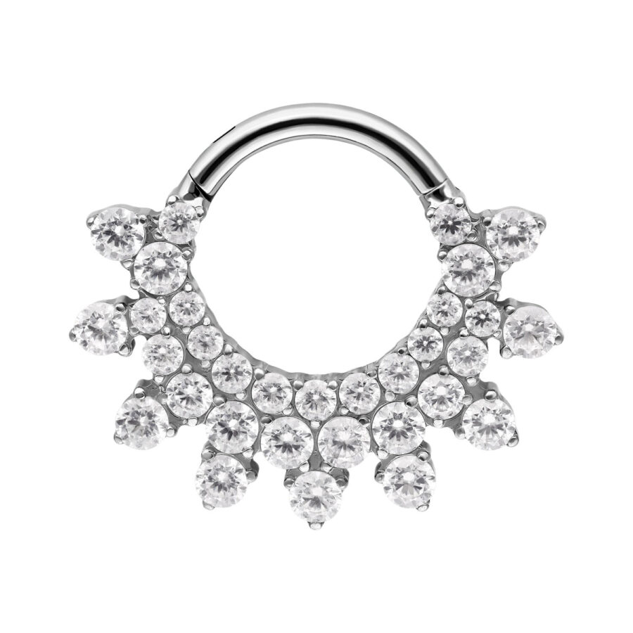 Clicker de septum plateado con cristales brillantes sobre fondo blanco