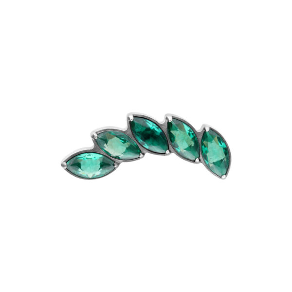Accesorio de piercing plateado con cristales verdes esmeralda, orientado a la izquierda
