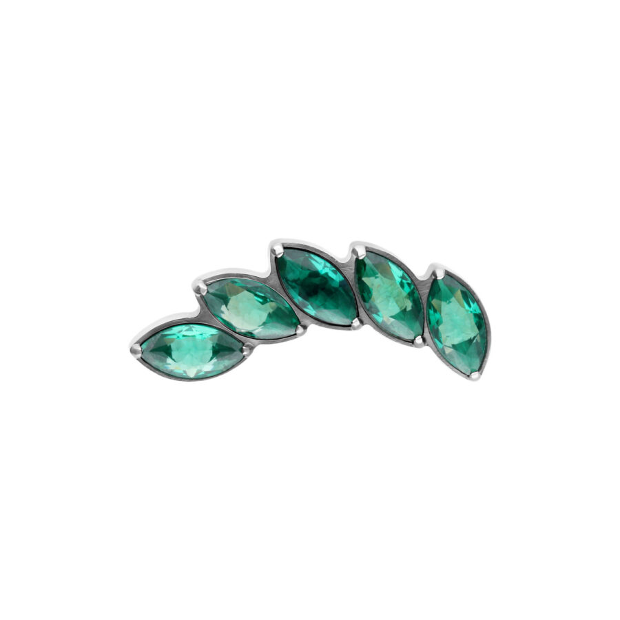 Accesorio de piercing plateado con cristales verdes esmeralda, orientado a la izquierda