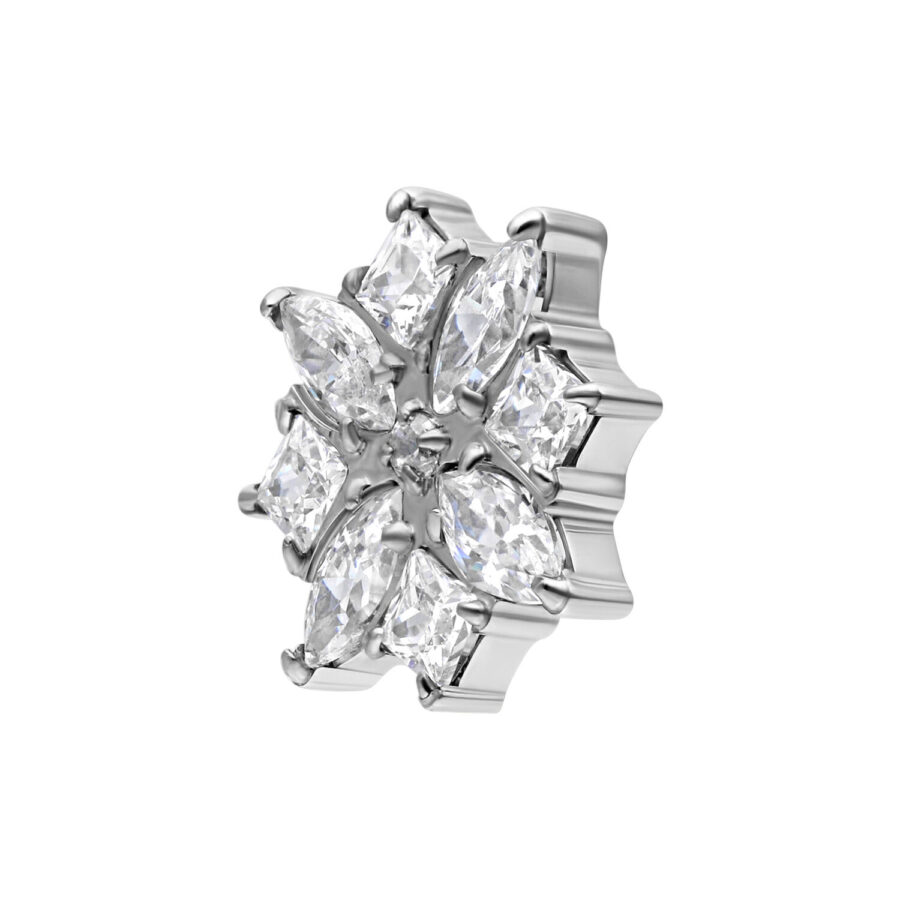 Accesorio de titanio plateado para piercing con cristales brillantes sobre fondo blanco