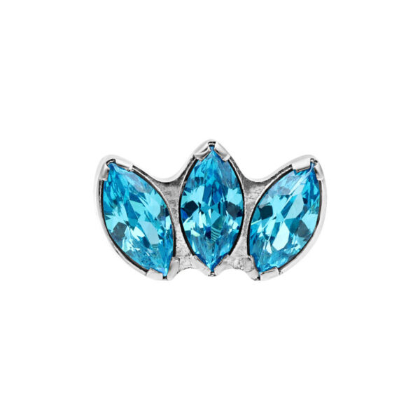 Top plateado con tres cristales marquise azules sobre fondo blanco