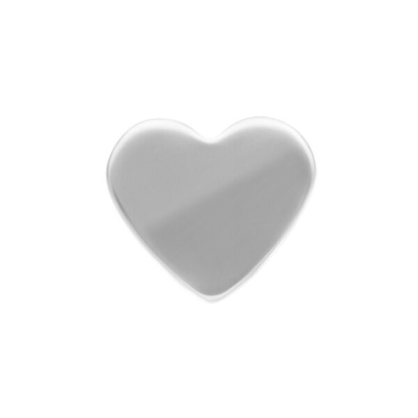 Accesorio de corazón plateado de titanio sobre fondo blanco