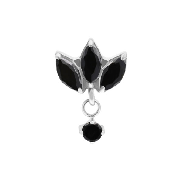 Accesorio de piercing plateado con cristales negros sobre fondo blanco