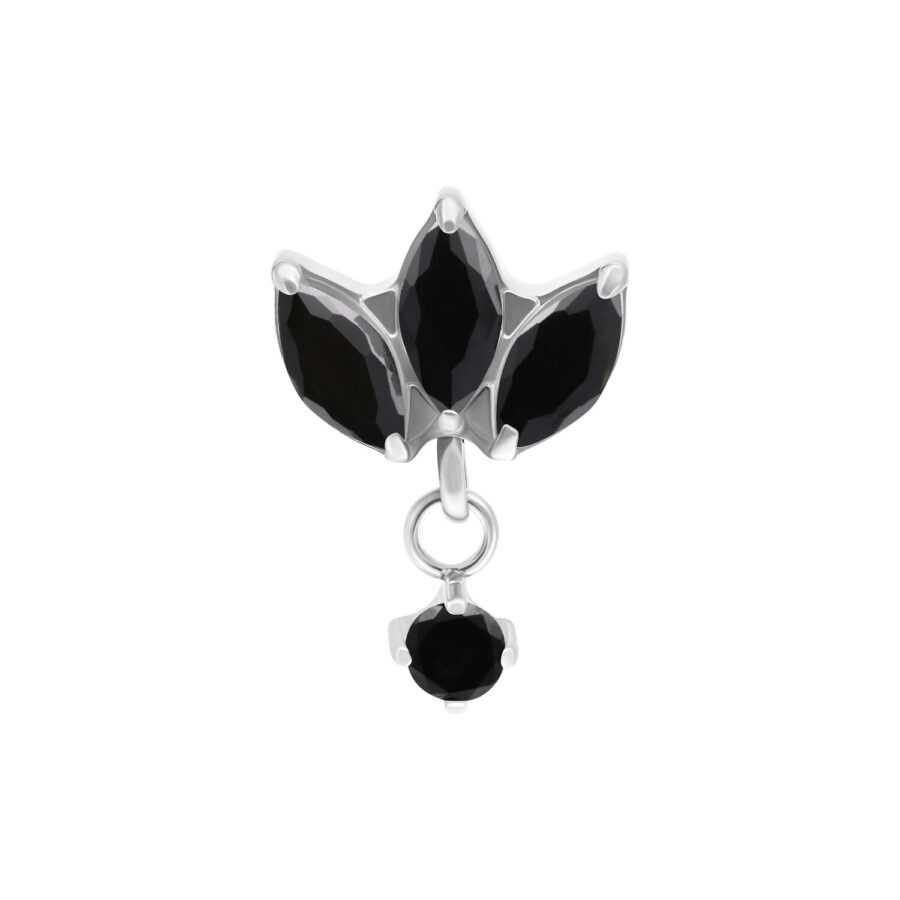Accesorio de piercing plateado con cristales negros sobre fondo blanco
