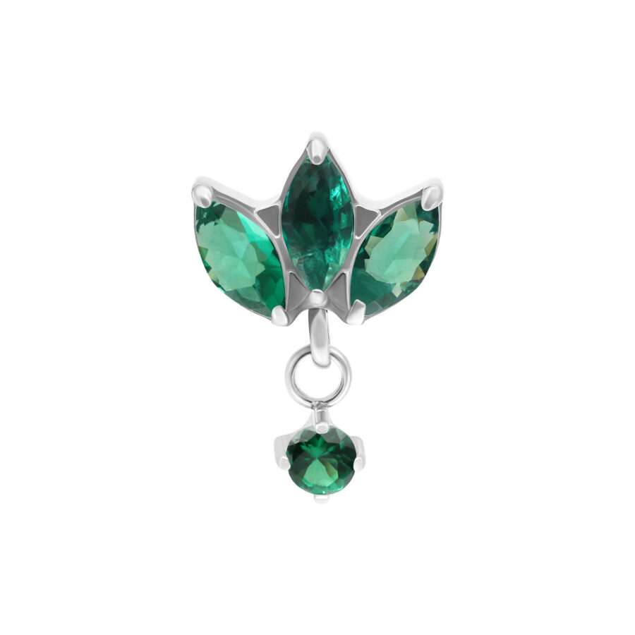 Accesorio de piercing de titanio plateado con cristales verdes esmeralda sobre fondo blanco