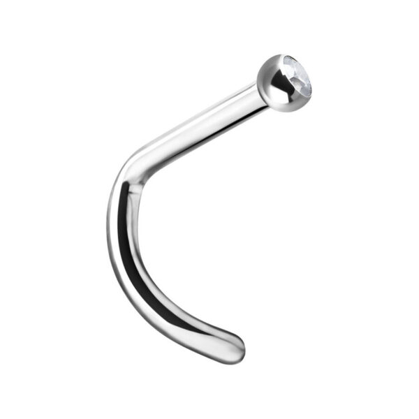Piercing nasal plateado de titanio con cristal claro sobre fondo blanco