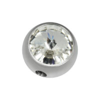 Accesorio plateado de titanio con cristal claro sobre fondo blanco