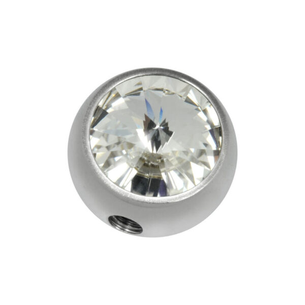 Accesorio plateado de titanio con cristal claro sobre fondo blanco