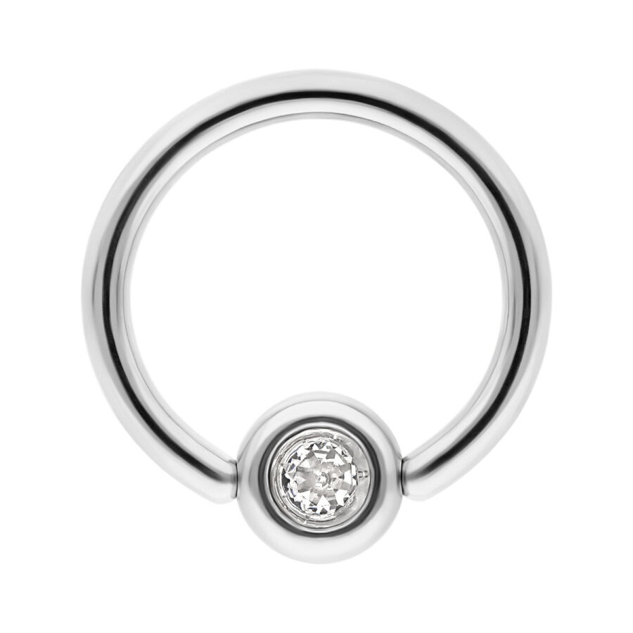Anillo de clip en titanio plateado con cristal claro sobre fondo blanco