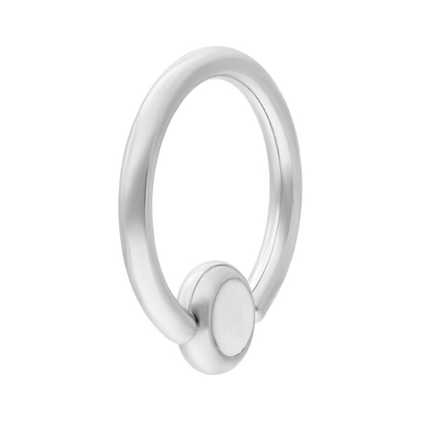 Clip en anillo de titanio plateado con cristal claro sobre fondo blanco