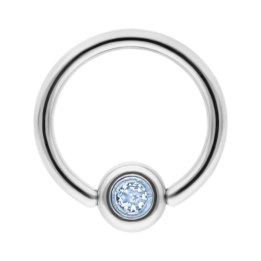 Anillo clip en plateado con cristal azul claro sobre fondo blanco