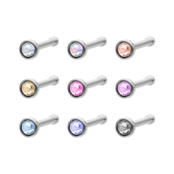 Piercing nasal plateado de titanio con varios colores de cristal sobre fondo blanco