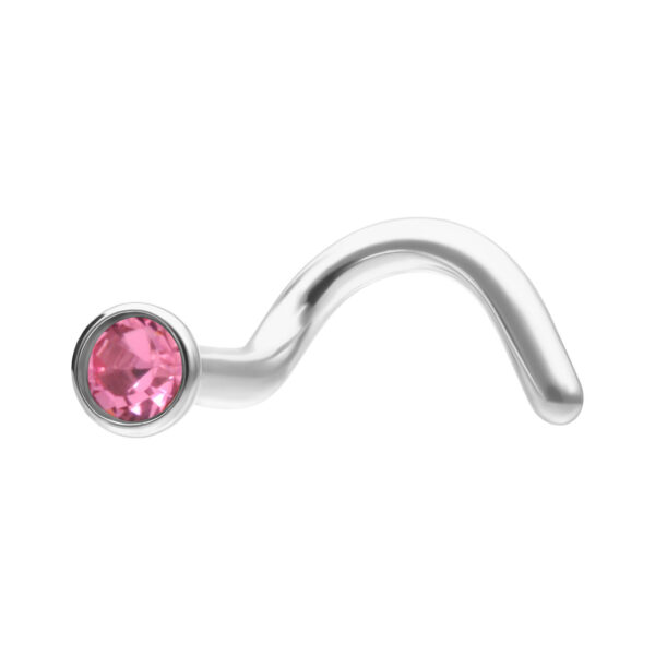 Piercing nasal de plata con cristal rosa sobre fondo blanco