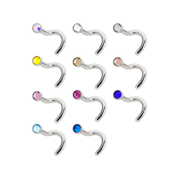 Piercing nasal plateado de titanio con cristales de colores sobre fondo blanco