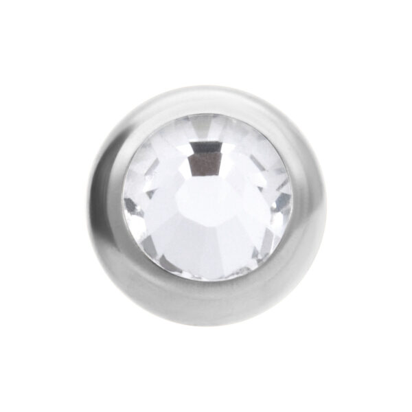 Bola de joyería plateada con piedra facetada y cristalina sobre fondo blanco