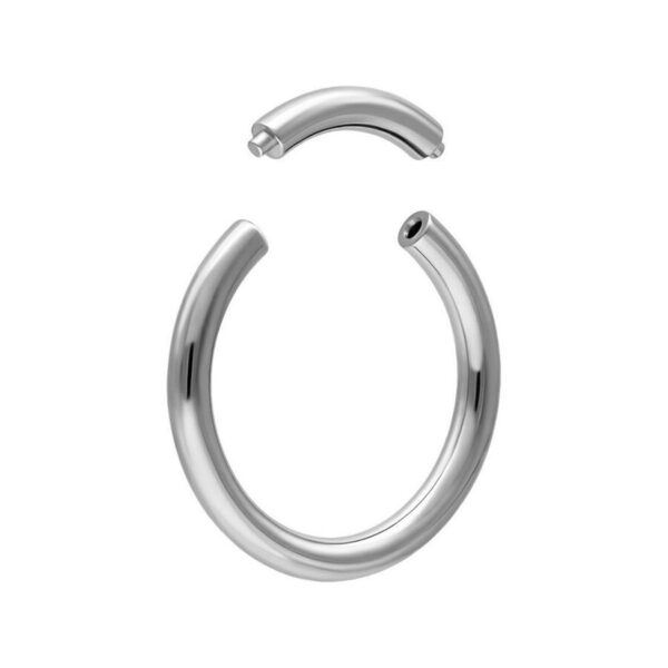 Anillo segmentado de titanio plateado con segmento desmontable sobre fondo blanco.