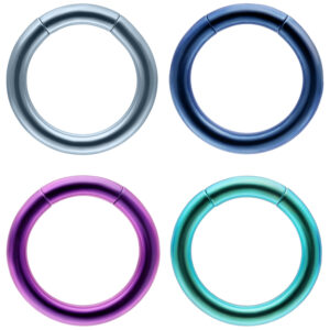 Vier anodisierte Segmentringe in Dunkelblau, Violett, Hellblau und Dunkelgrün auf weißem Hintergrund