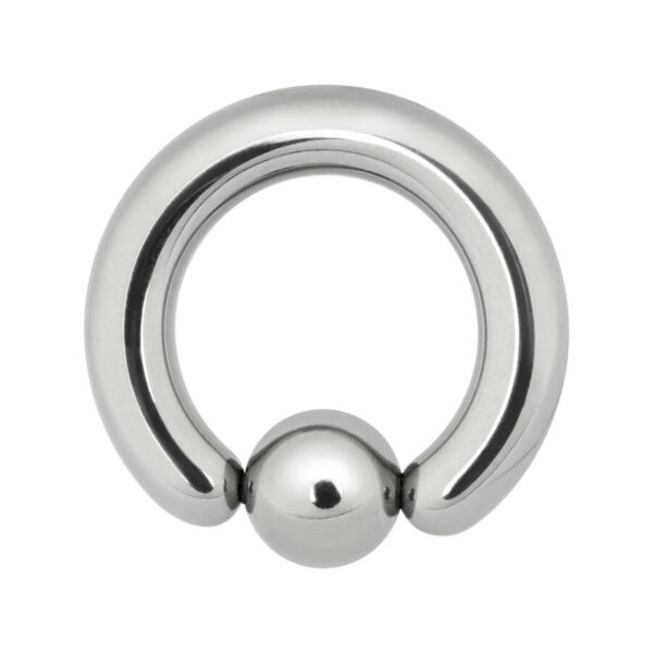 Anillo de bola de presión plateado de titanio con bola sobre fondo blanco