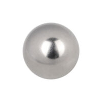 Bola plateada de titanio con superficie lisa sobre fondo blanco