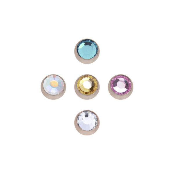 Cinco bolas de piercing de oro rosa con diferentes colores de cristal sobre fondo blanco