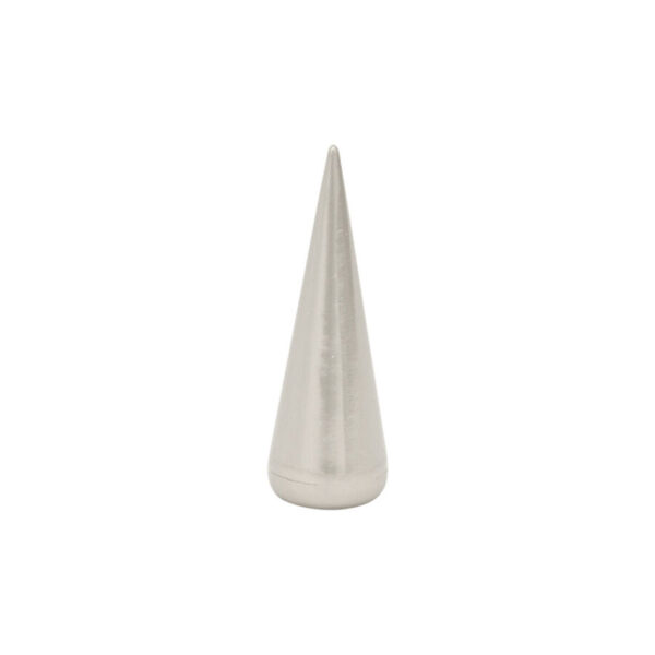 Cono de titanio plateado en fondo blanco