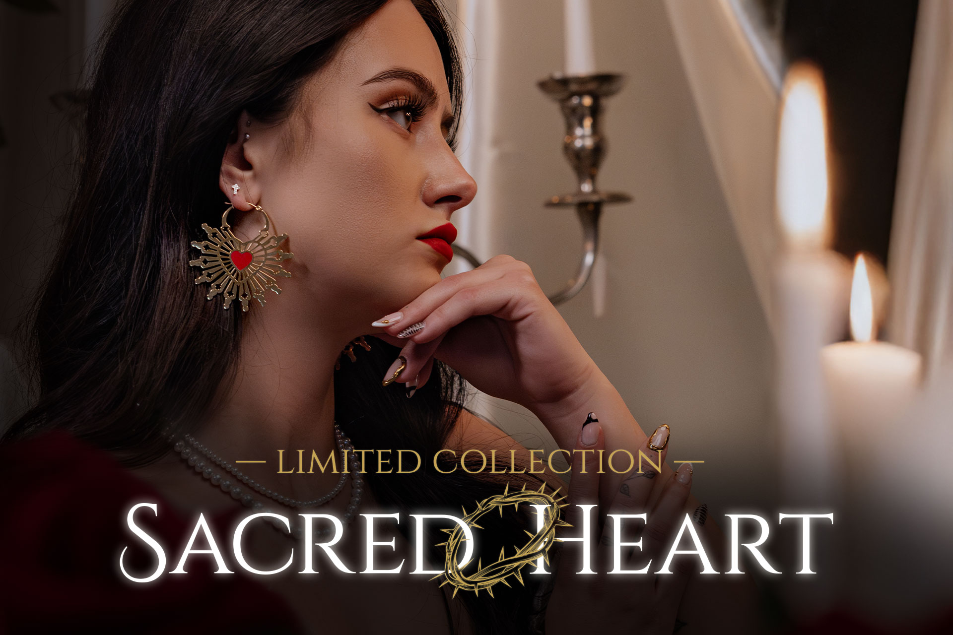 Mujer con pendientes dorados y corazón rojo, fondo de velas