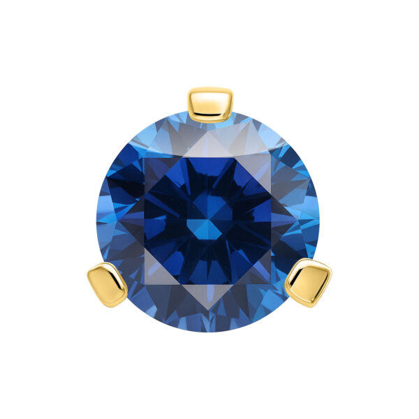 Cristal azul zafiro en montura dorada, sostenido en tres puntos, sobre fondo blanco