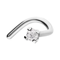 Piercing de nariz plateado con cristal Piercing de nariz plateado con cristal transparente sobre fondo blanco