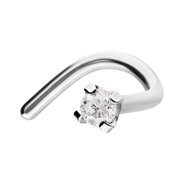 Piercing de nariz plateado con cristal transparente sobre fondo blanco