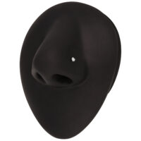 Piercing de nariz con cristal transparente en forma de nariz negra sobre fondo blanco