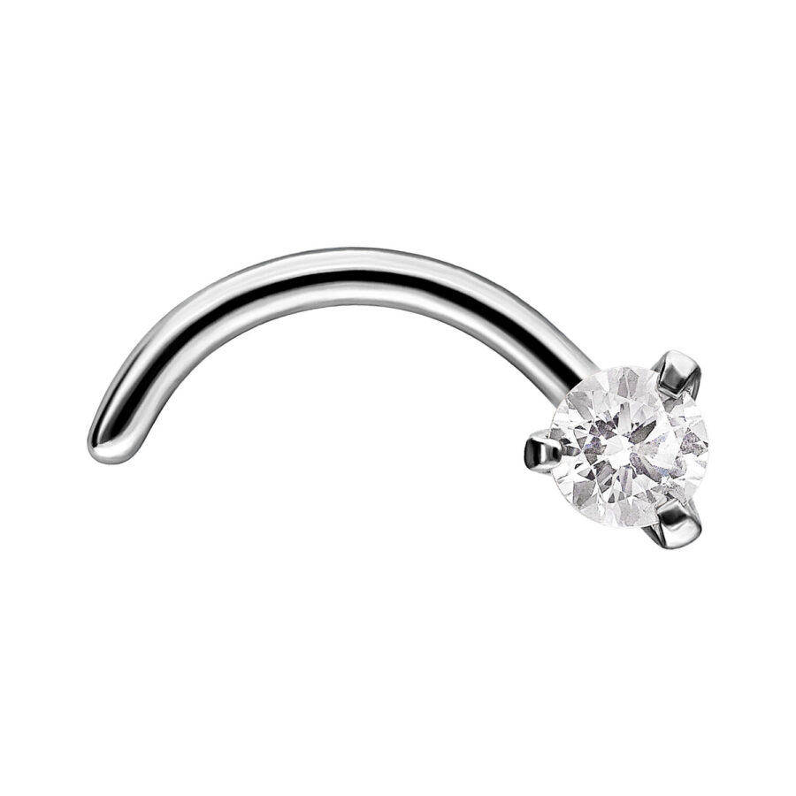 Piercing nasal plateado con cristal claro sobre fondo blanco