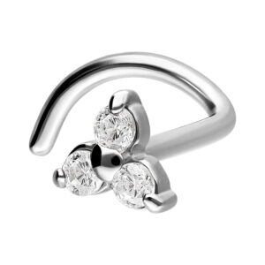 Tornillo nasal de plata con tres cristales claros sobre fondo blanco