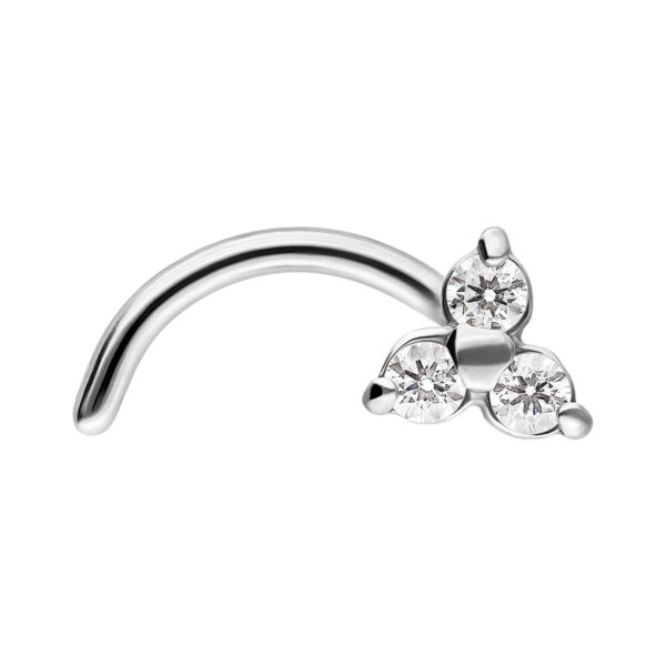 Piercing nasal de plata con tres cristales claros sobre fondo blanco