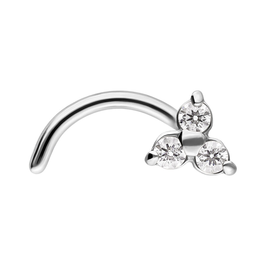 Piercing nasal de plata con tres cristales claros sobre fondo blanco