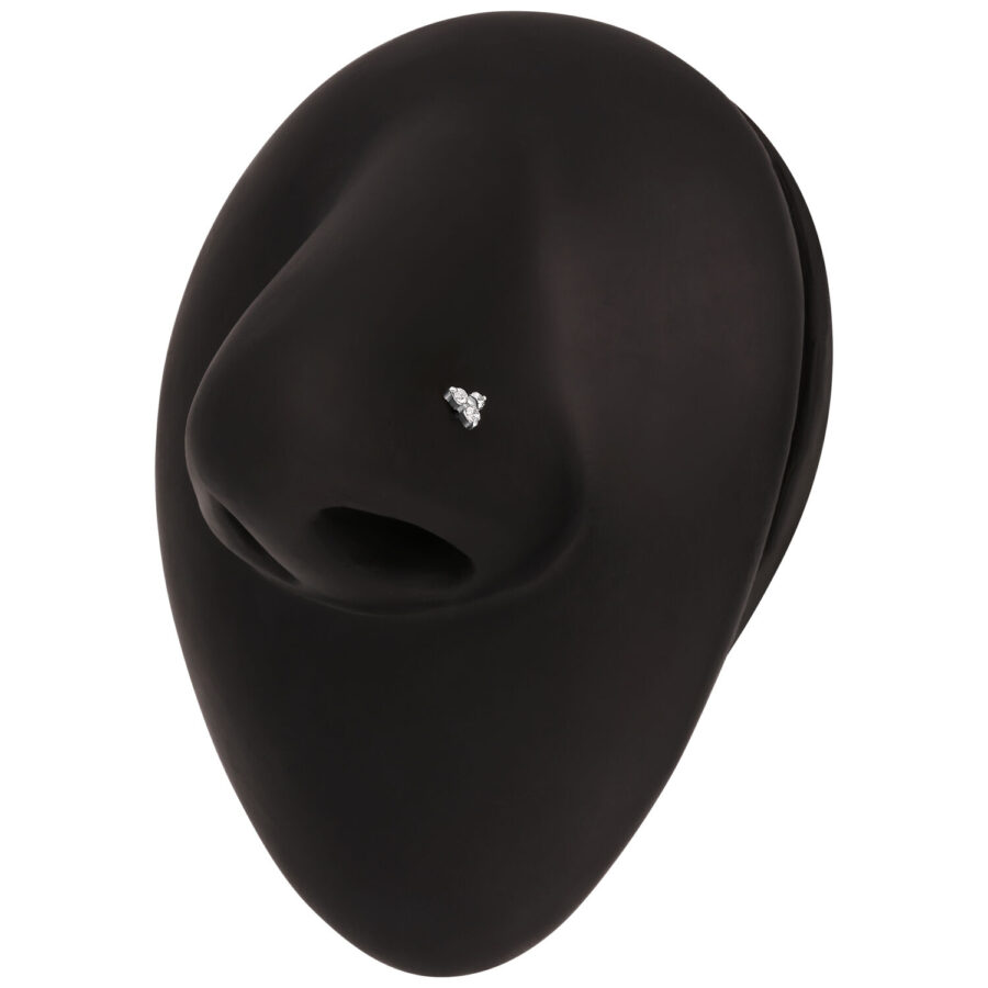 Modelo negro con piercing de nariz plateado y cristal transparente