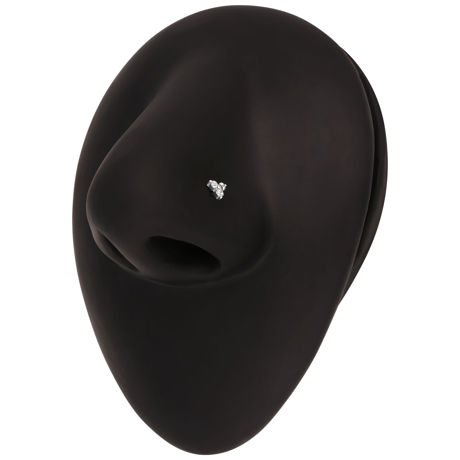 Modelo negro con piercing de nariz plateado y cristal transparente