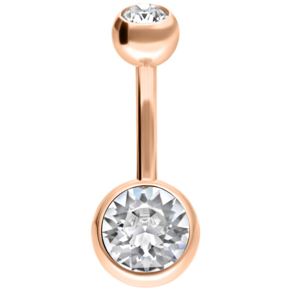 Piercing de ombligo en oro rosa con piedras cristalinas sobre fondo blanco