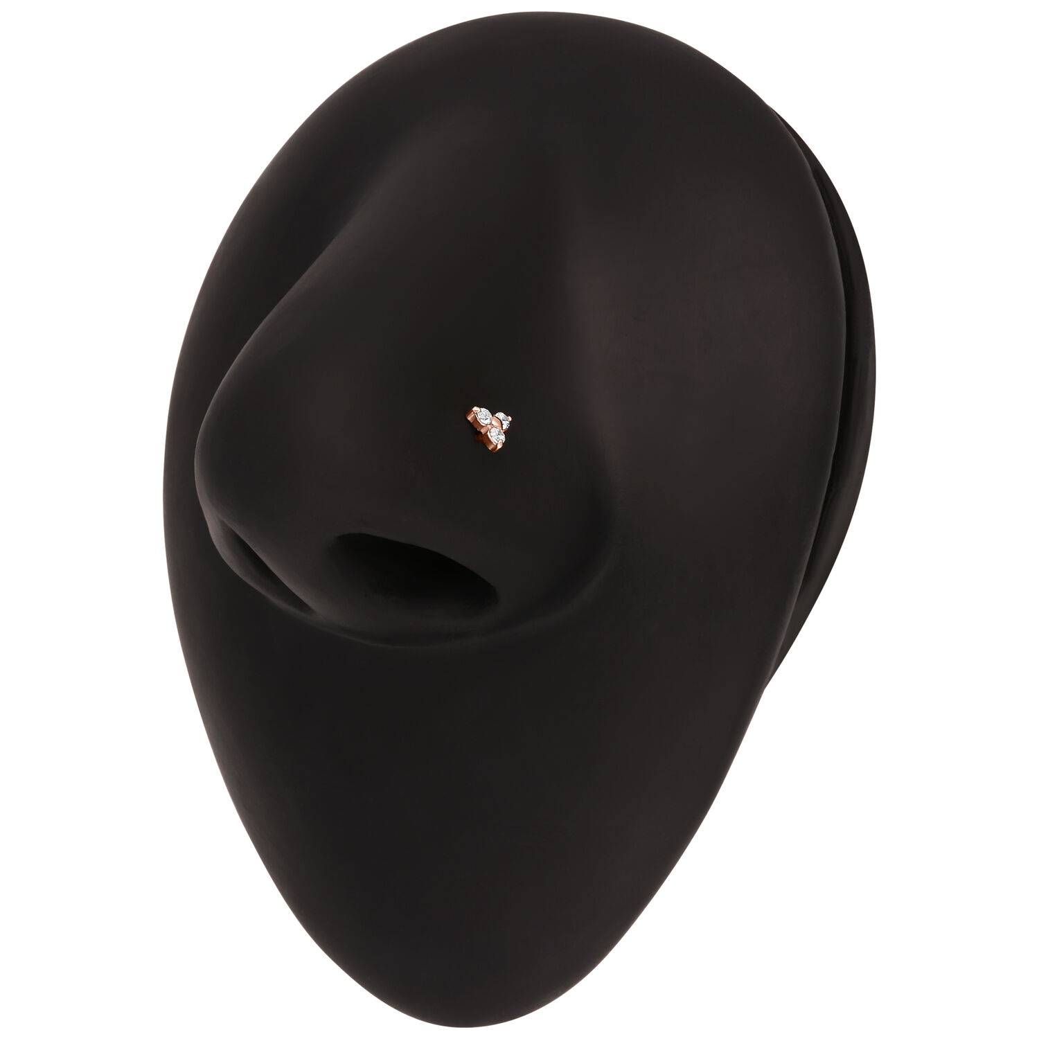 Piercing de nariz en oro rosa con cristales transparentes sobre display negro