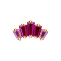 Accesorio Baguette Rojo Rubí Push Fit Accesorio baguette rojo rubí con cinco piedras y monturas doradas sobre fondo blanco