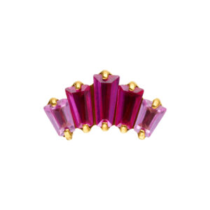 Accesorio baguette rojo rubí con cinco piedras y monturas doradas sobre fondo blanco