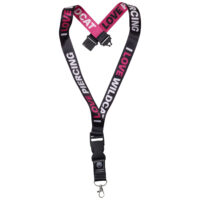 Lanyard negro con texto rosa y blanco 'I LOVE PIERCING' y 'I LOVE WILDCAT' sobre fondo blanco