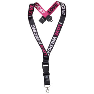 Lanyard negro con texto rosa y blanco 'I LOVE PIERCING' y 'I LOVE WILDCAT' sobre fondo blanco